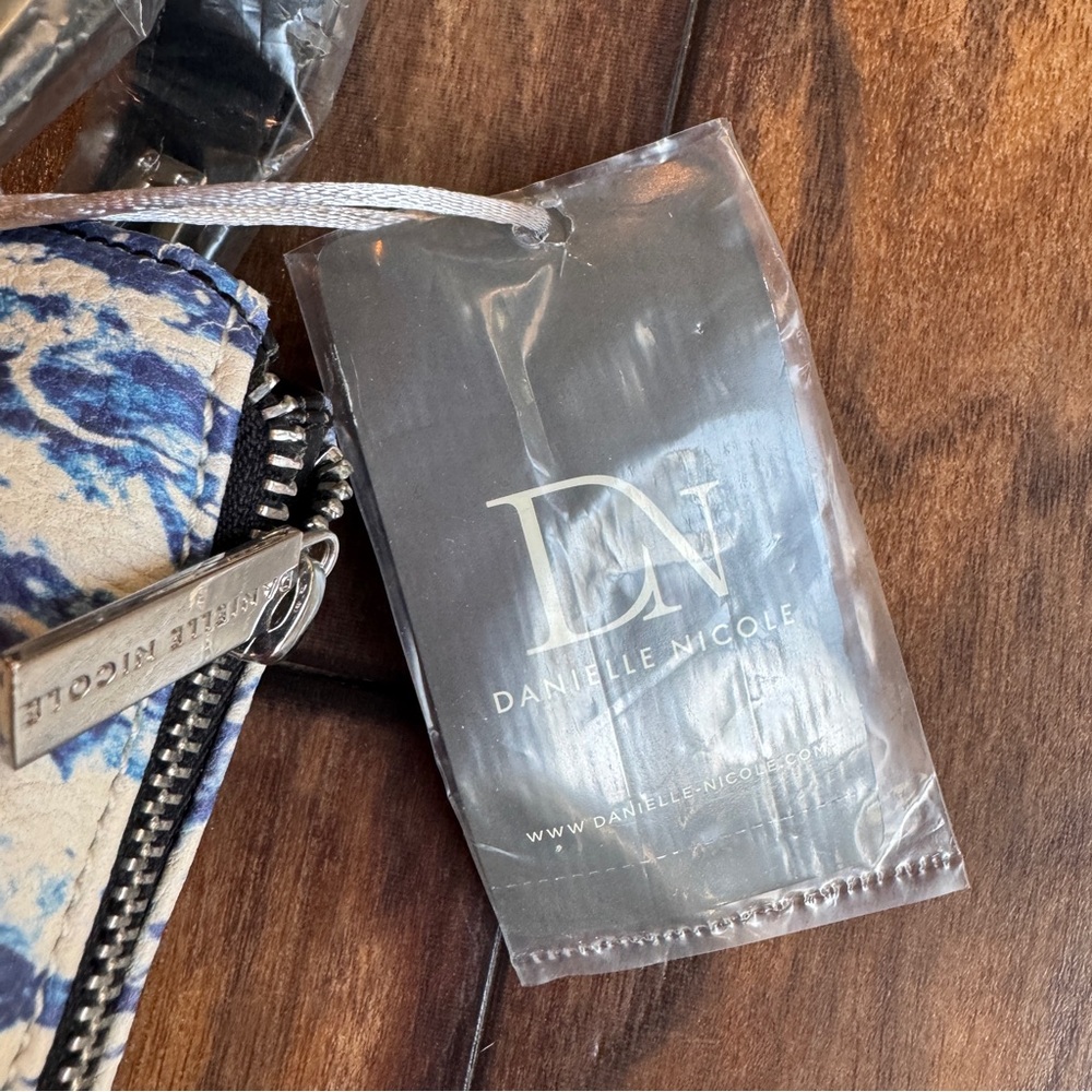 NWT Danielle Nicole Tarah Tote Bag with Side Zipper Expansion - Picture 8 of 8